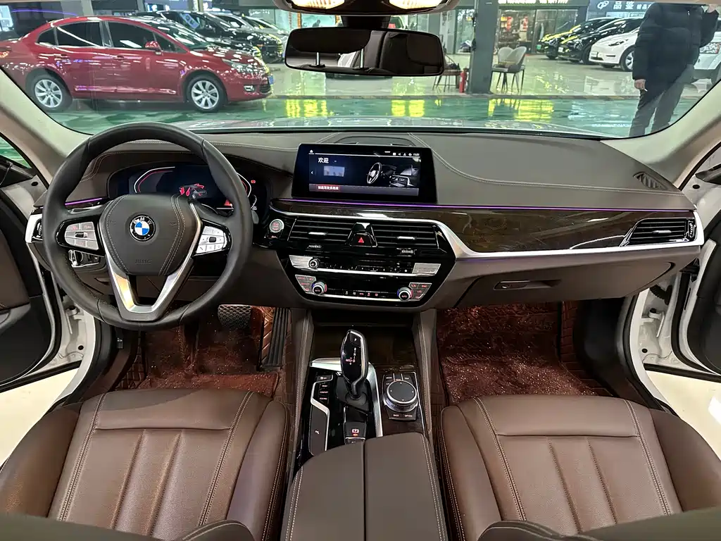 BMW 5 Series 2020 — фото 10