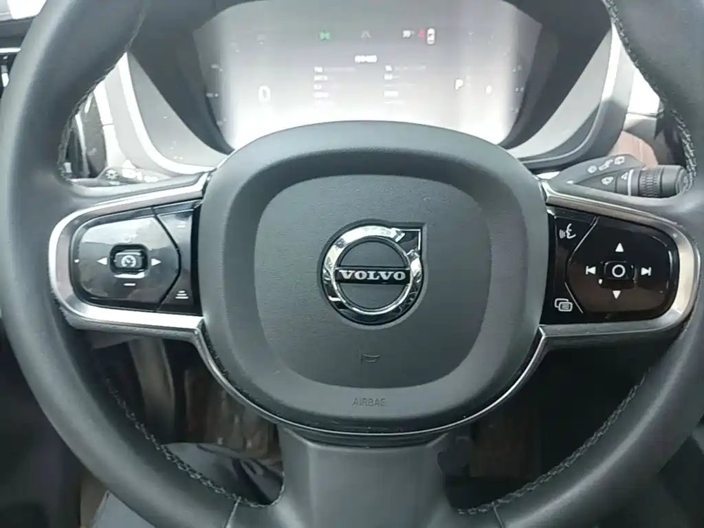 Volvo XC60 2022 — фото 11