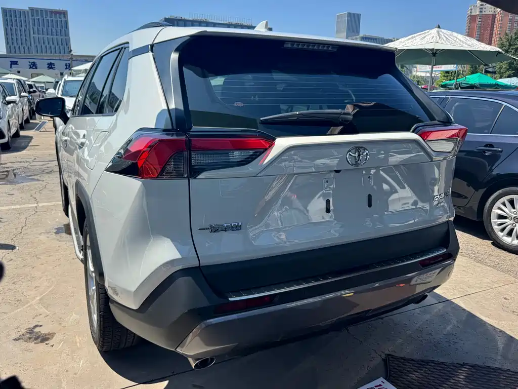 Toyota RAV4 2021 — фото 14