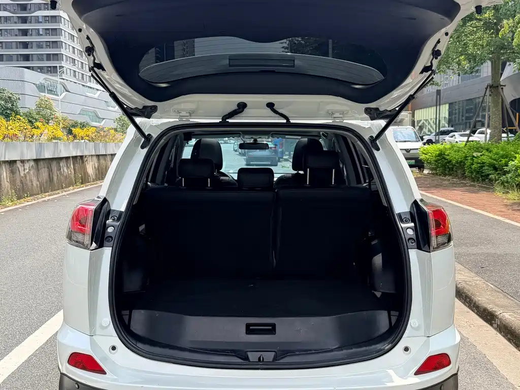 Toyota RAV4 2017 — фото 16