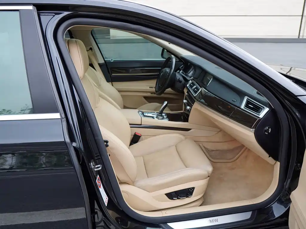 BMW 7 Series 2009 — фото 14