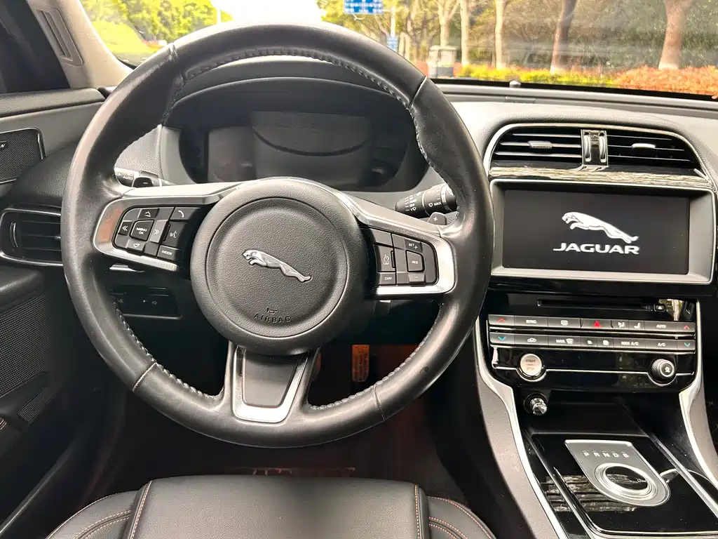 Jaguar XEL 2018 — фото 11