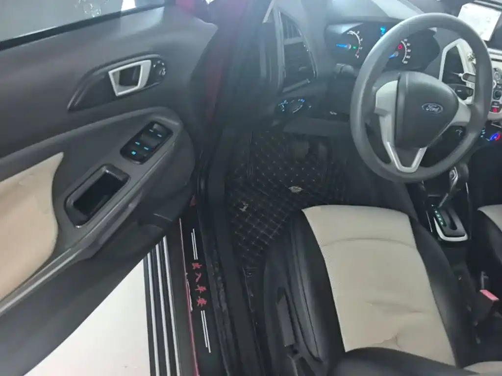 Ford EcoSport 2017 — фото 16