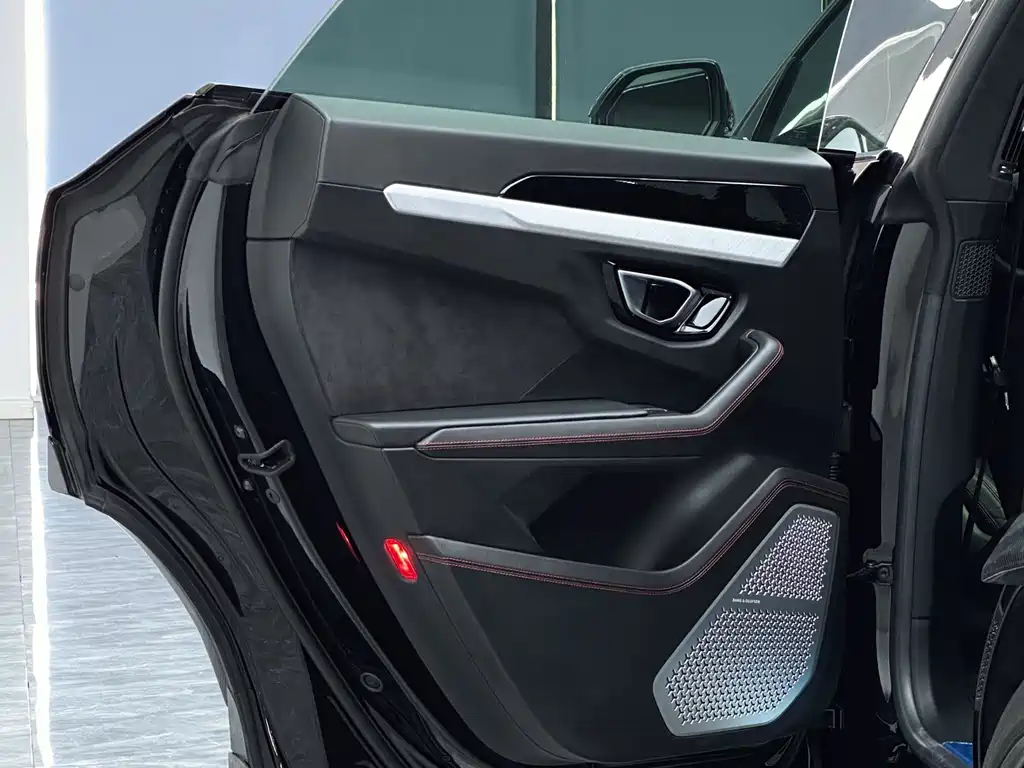 Lamborghini Urus 2020 — фото 25