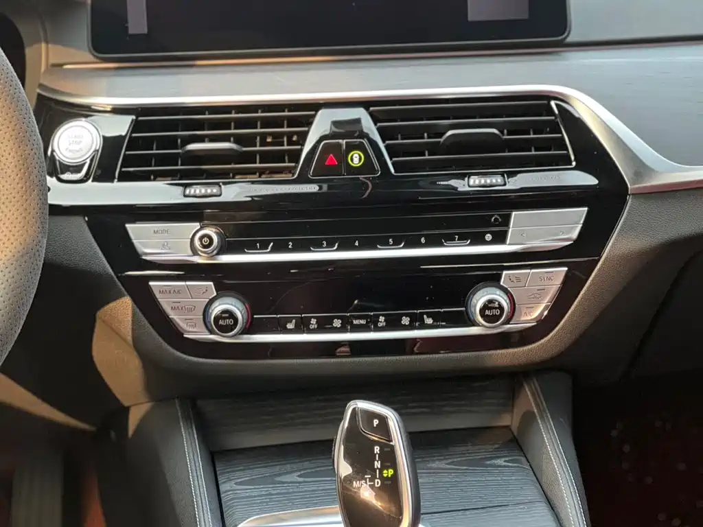 BMW 5 Series 2021 — фото 11