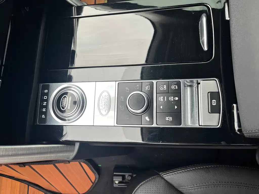 Land Rover Discovery 2018 — фото 20