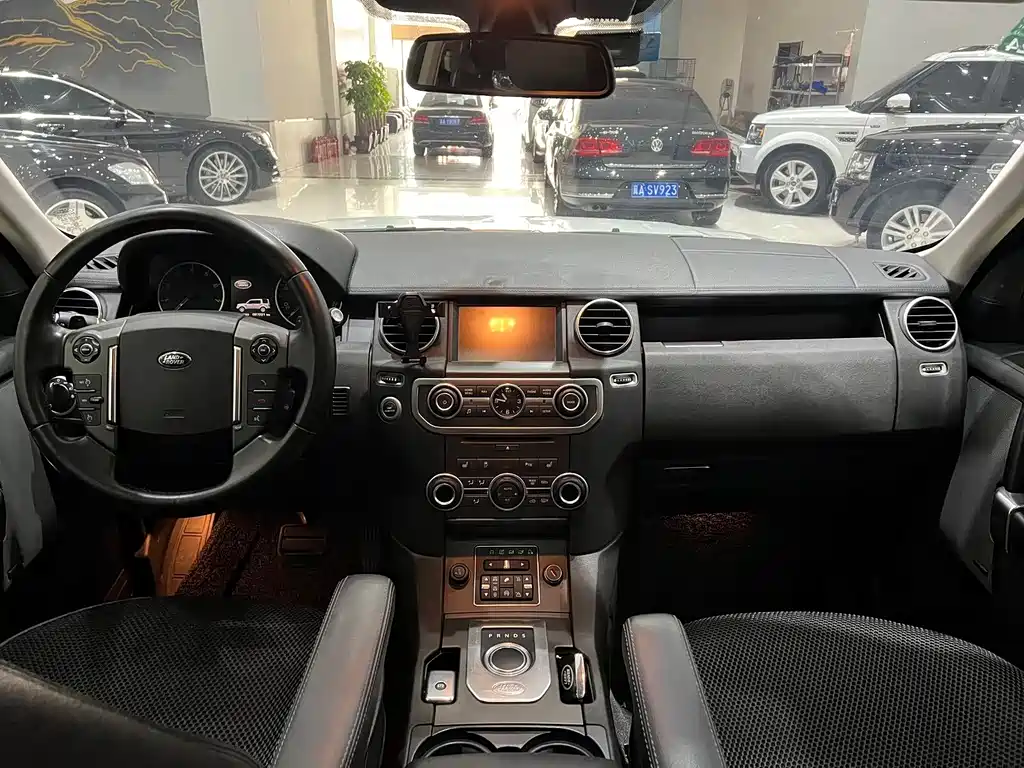 Land Rover Discovery 2016 — фото 13
