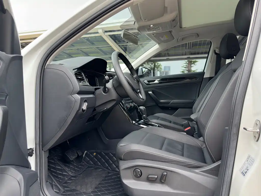 Volkswagen T-Roc 2023 — фото 16