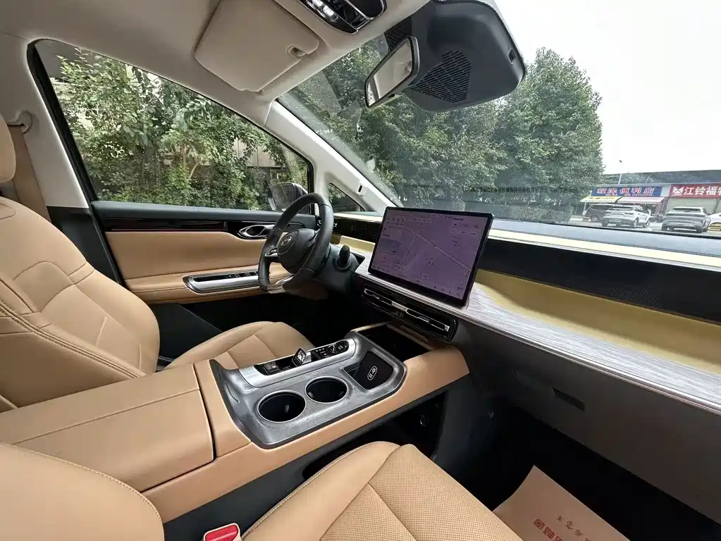 GAC Trumpchi E8 PHEV 2023 — фото 12