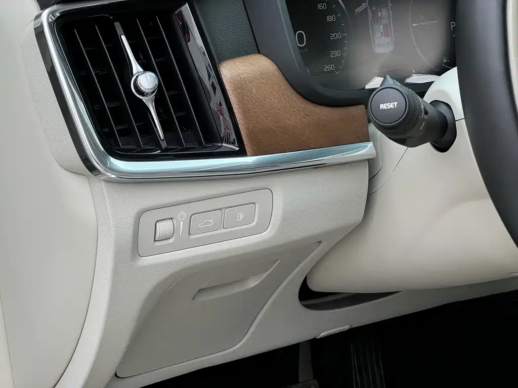 Volvo S90 Plug-In Hybrid 2019 — фото 22