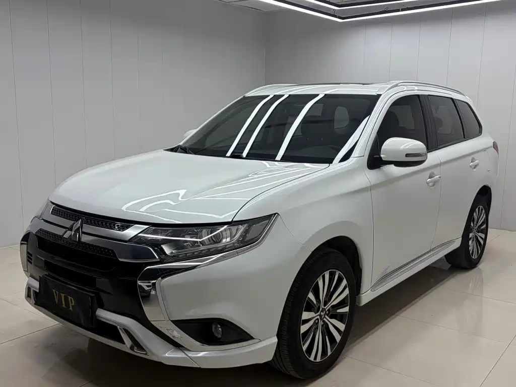 Mitsubishi Outlander 2022 — фото 1