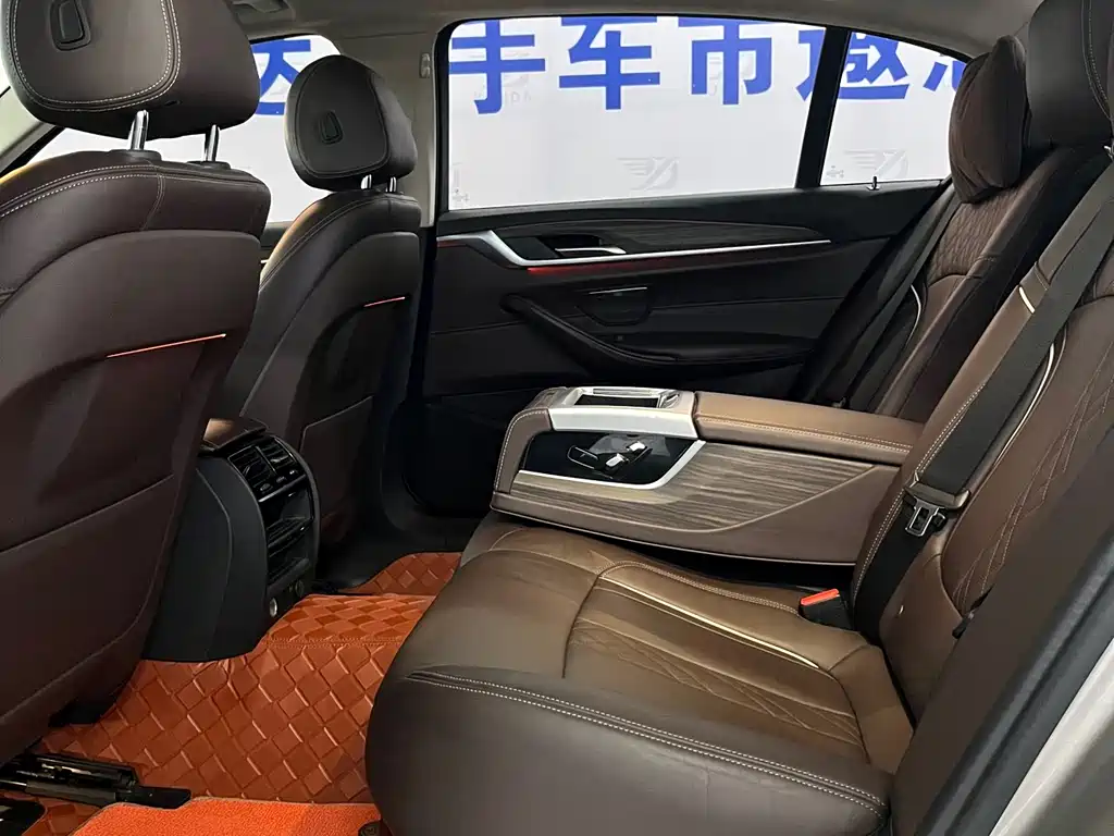 BMW 5 Series 2018 — фото 10