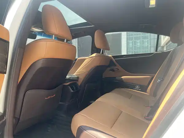Lexus ES 2020