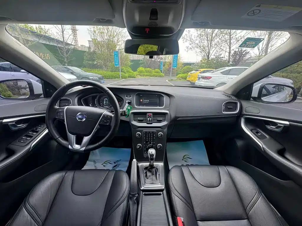 Volvo V40 2015 — фото 10