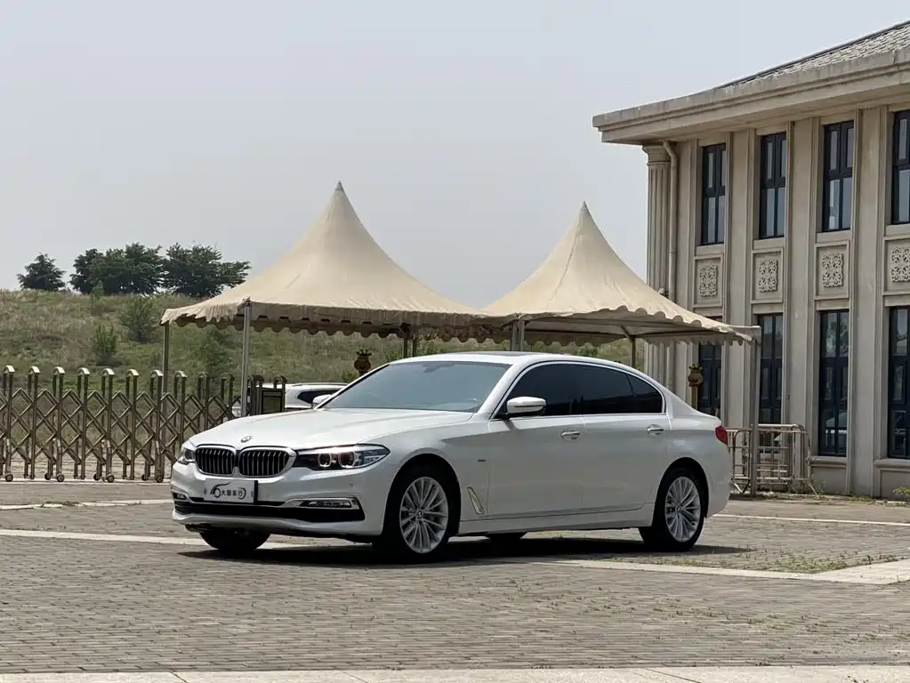 BMW 5 Series 2018 — фото 1
