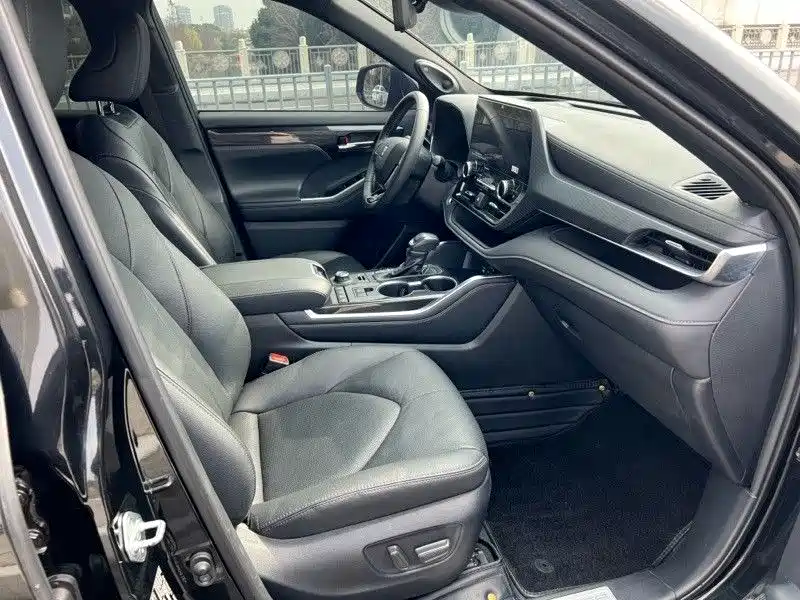 Toyota Crown Kluger 2023