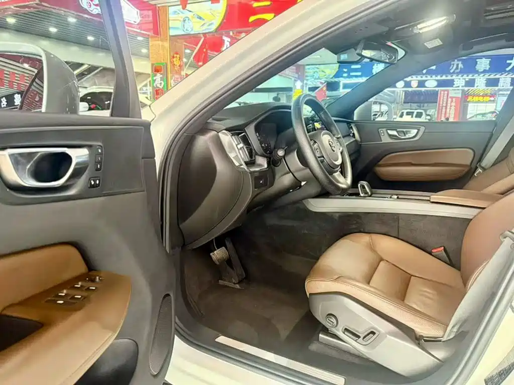 Volvo XC60 2022 — фото 13