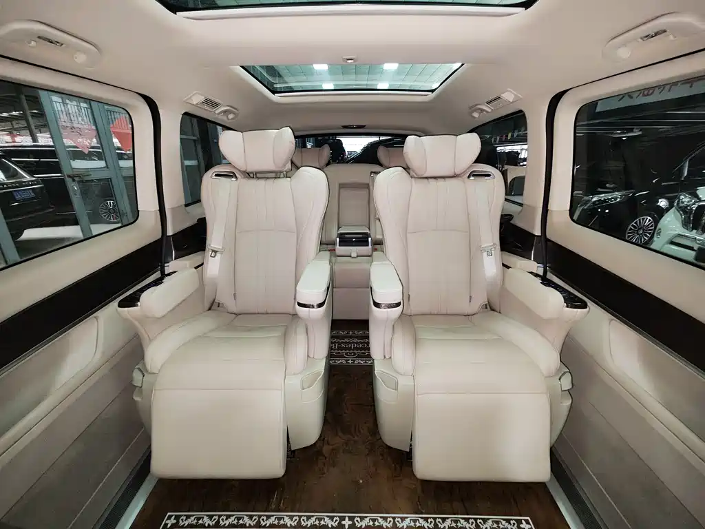 Mercedes-Benz V-Class 2021 — фото 13