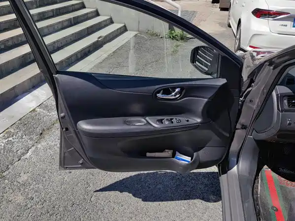 Nissan Tiida 2014