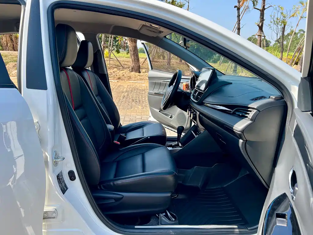 Toyota Yaris L 2022 — фото 12