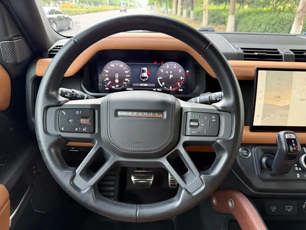 Land Rover Defender 2023 — фото 17