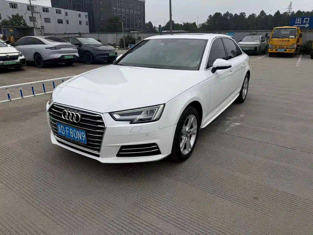 Audi A4L 2018 — фото 1