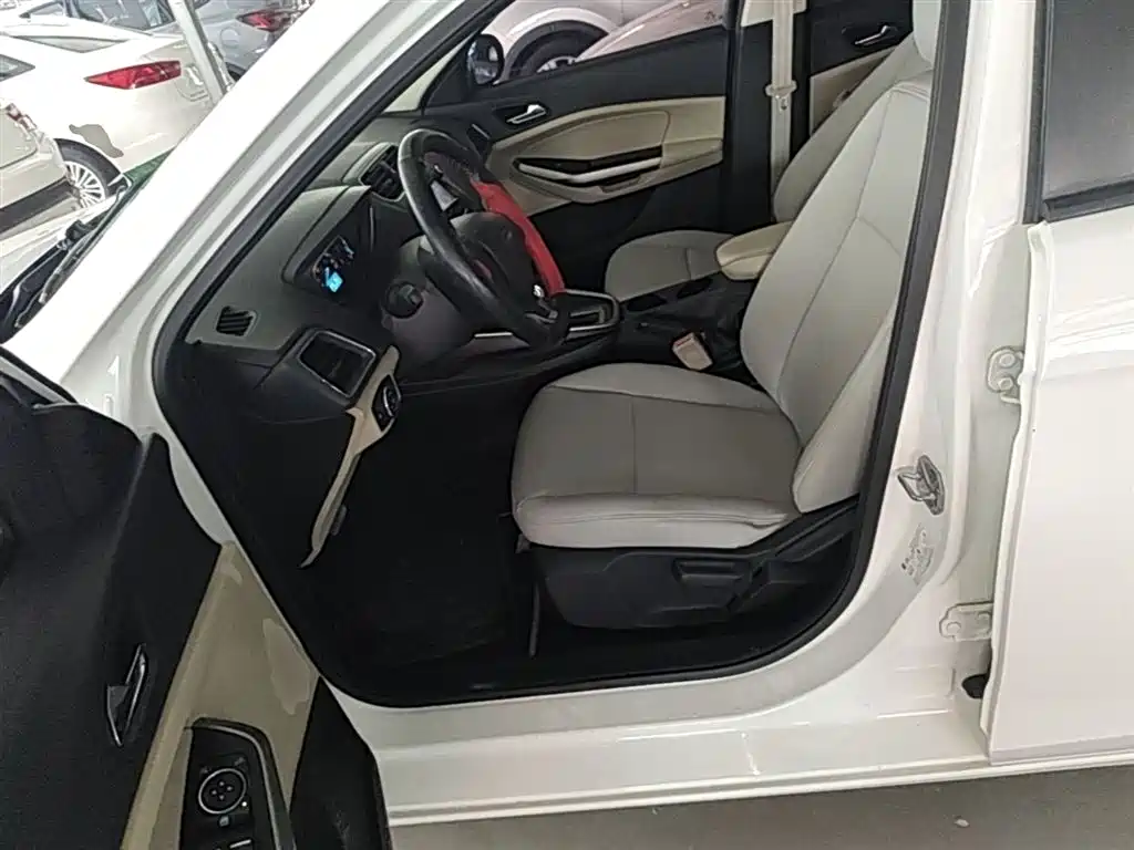 Ford Escort 2015 — фото 15