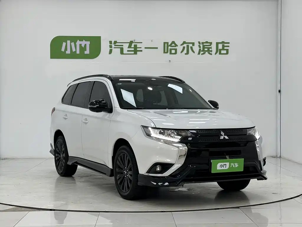Mitsubishi Outlander 2022 — фото 3