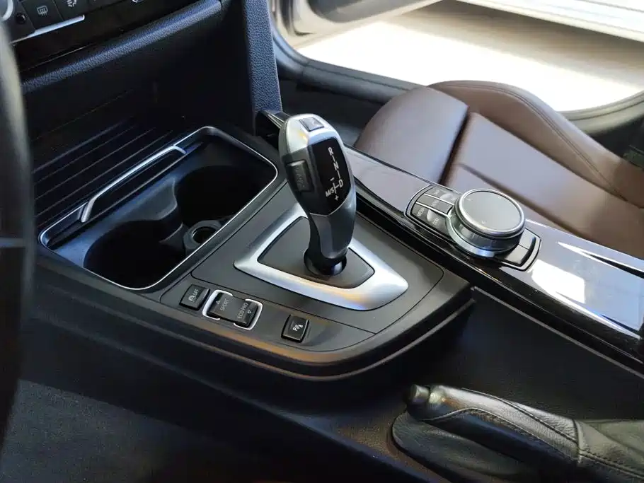 BMW 3 Series 2018 — фото 16