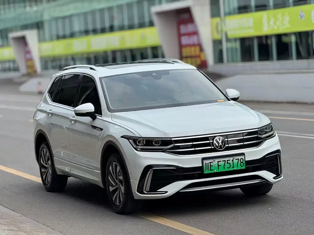 Volkswagen Tiguan L Plug-In Hybrid 2023 — фото 3
