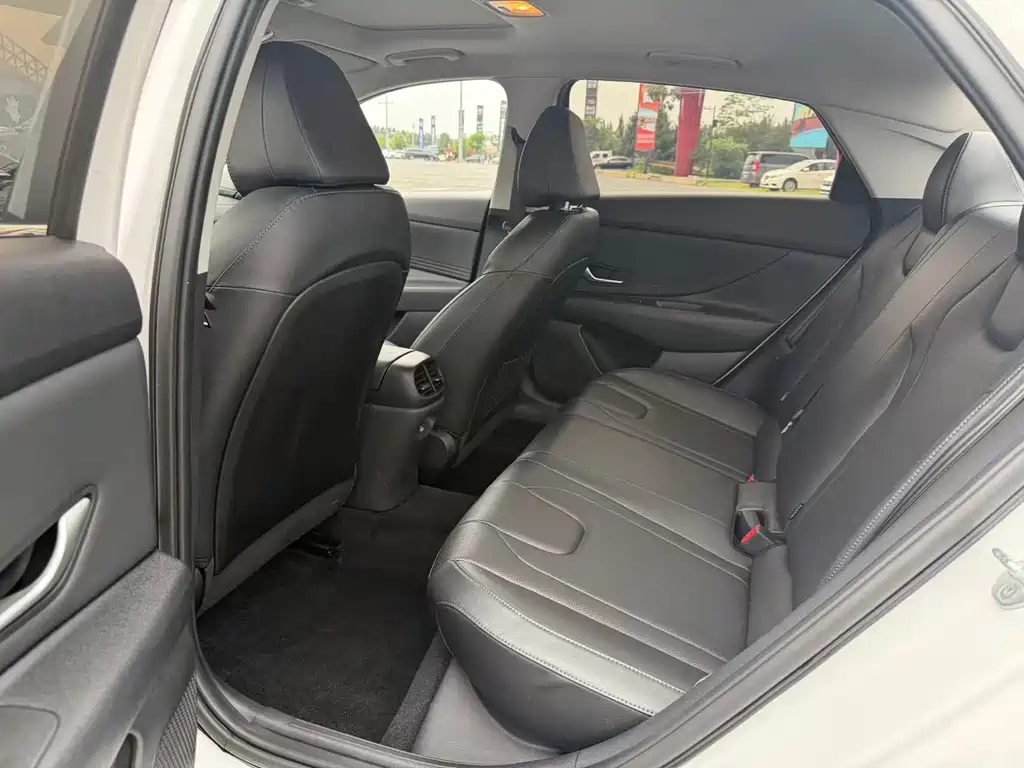 Hyundai Elantra 2022 — фото 13