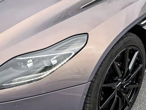 Aston Martin DB11 2022