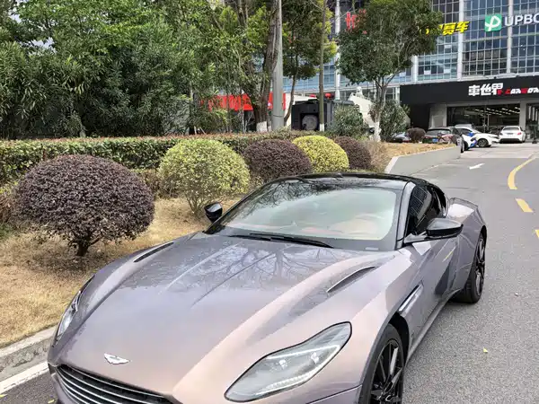 Aston Martin DB11 2022