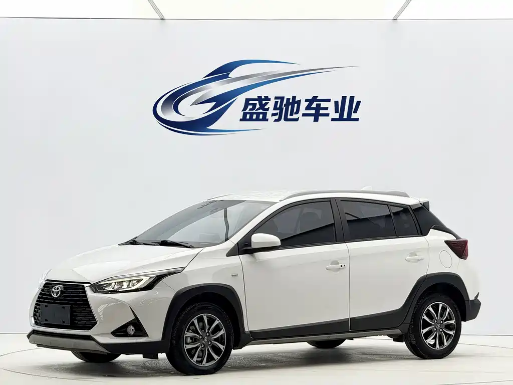 Toyota Yaris L 2022 — фото 1
