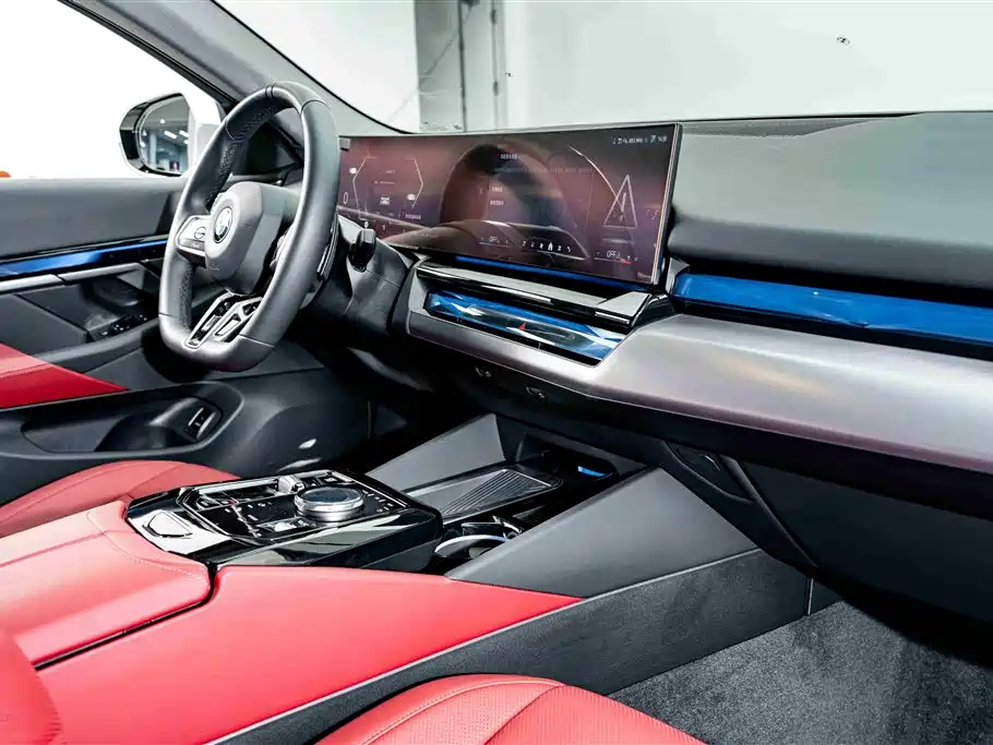 BMW 5 Series 2025 — фото 18