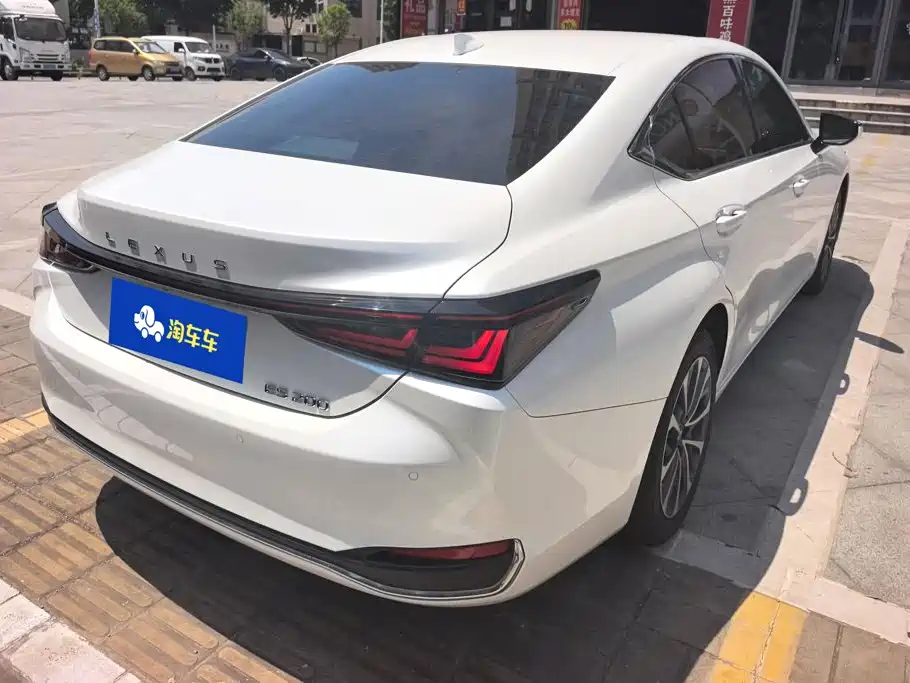 Lexus ES 2025