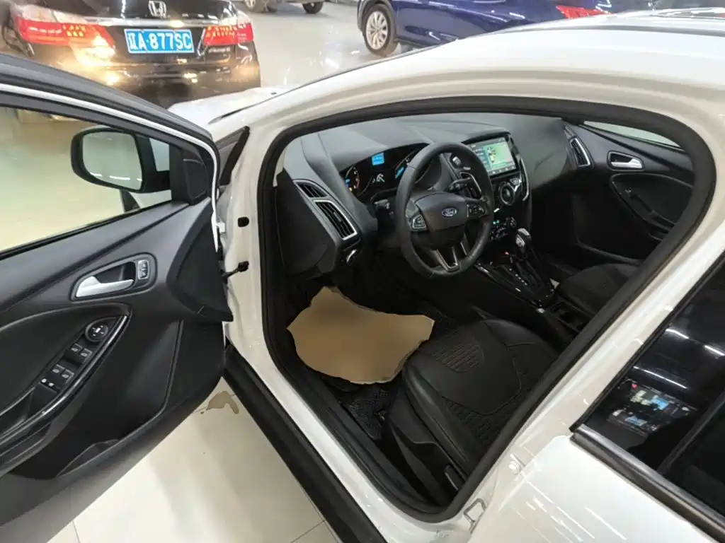 Ford Focus 2015 — фото 16
