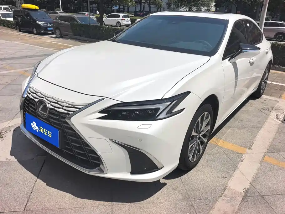 Lexus ES 2025