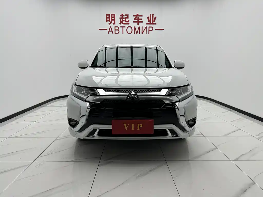 Mitsubishi Outlander 2023 — фото 2