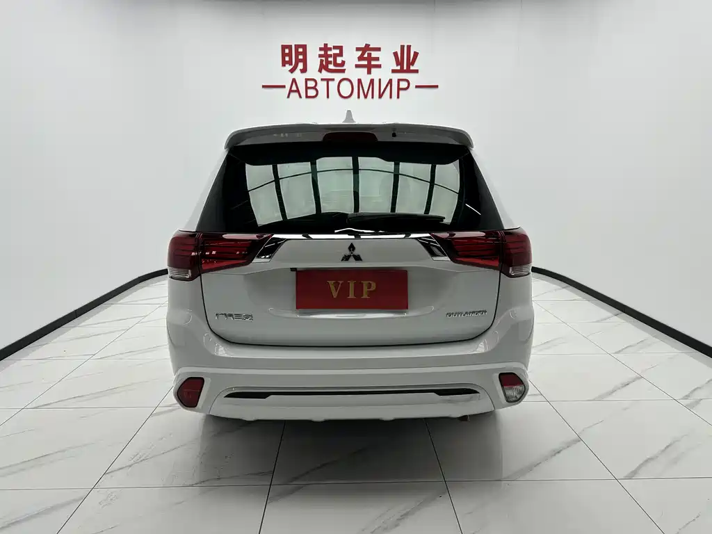 Mitsubishi Outlander 2023 — фото 10