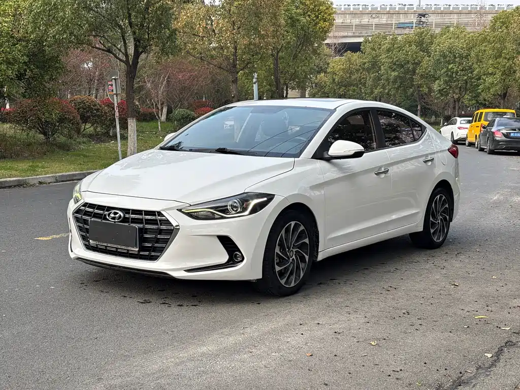Hyundai Elantra 2019 — фото 1