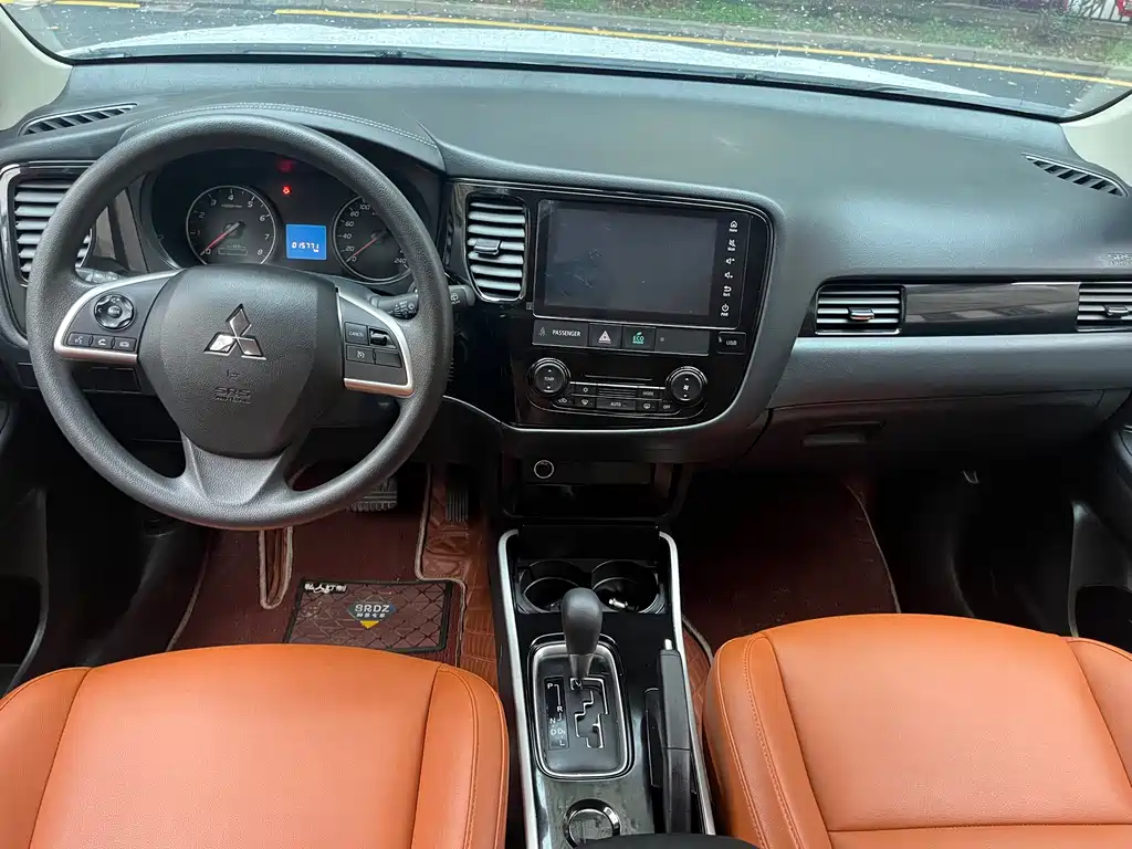 Mitsubishi Outlander 2023 — фото 9
