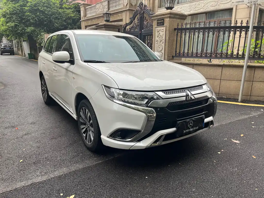 Mitsubishi Outlander 2023 — фото 3