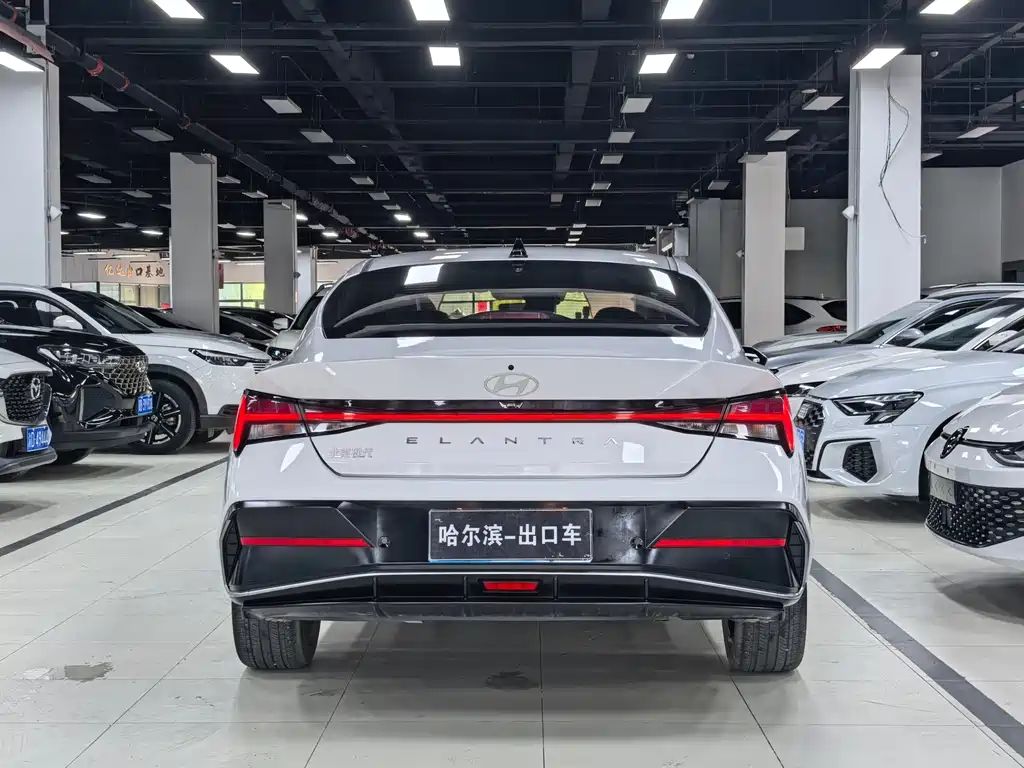 Hyundai Elantra 2023 — фото 24