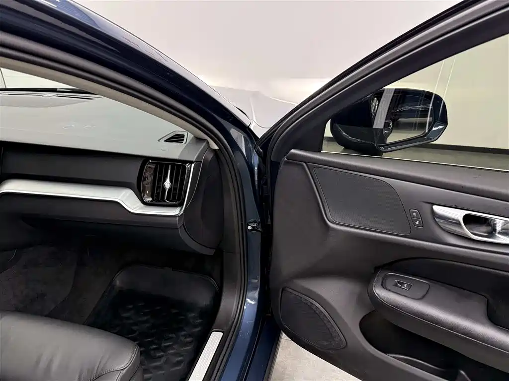Volvo S60 2022 — фото 12