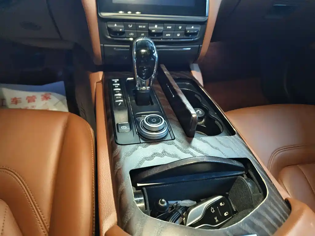 Maserati Quattroporte 2018 — фото 10