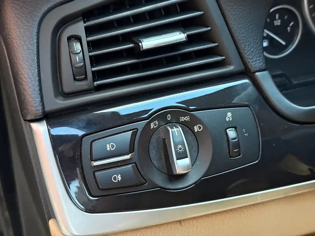 BMW 5 Series 2011 — фото 11