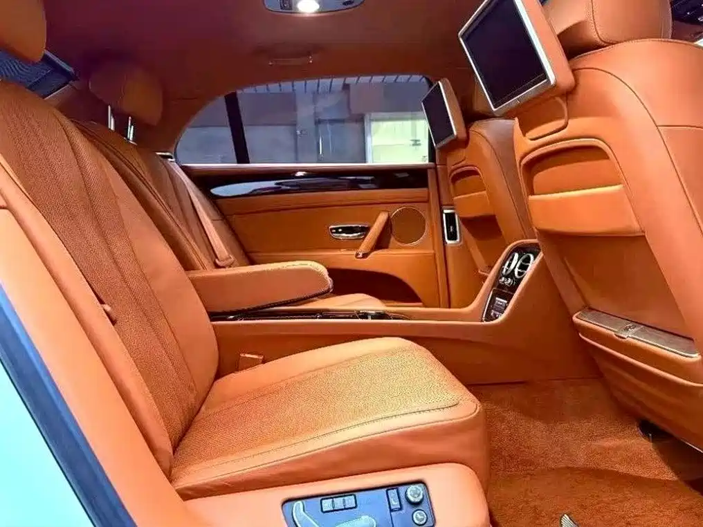 Bentley Flying Spur 2018 — фото 11