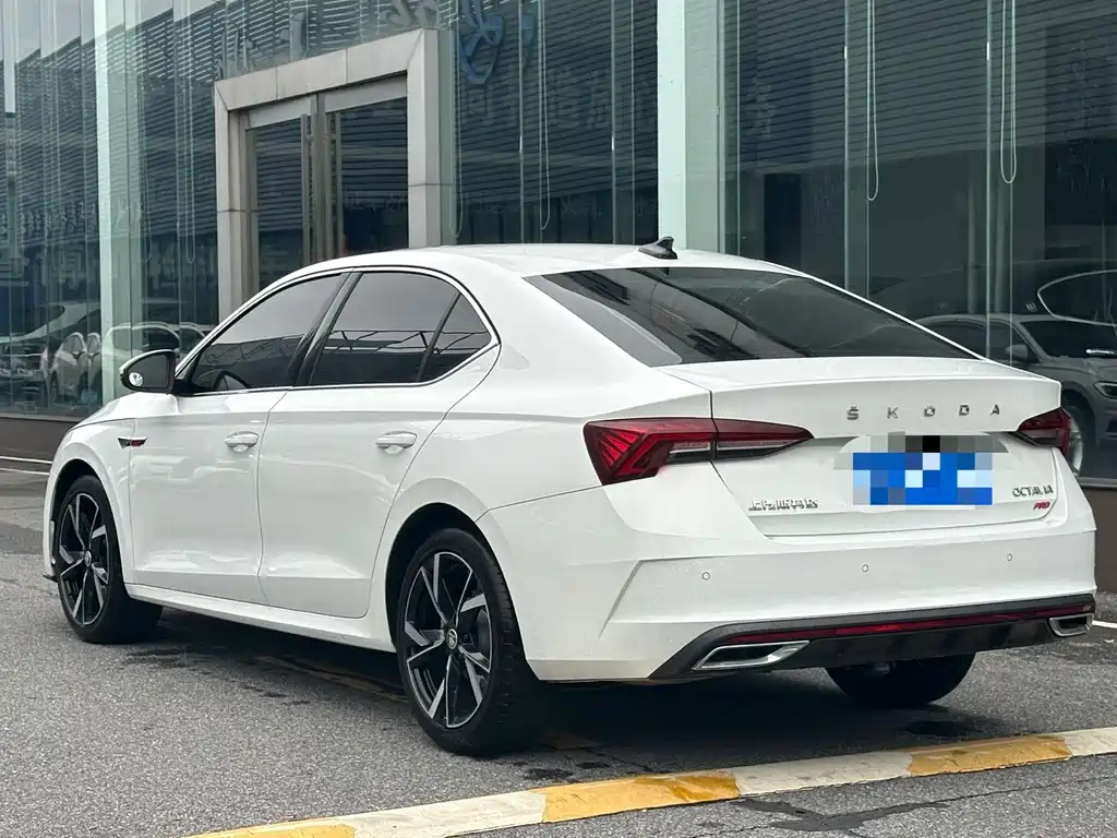 Skoda Octavia 2024 — фото 10
