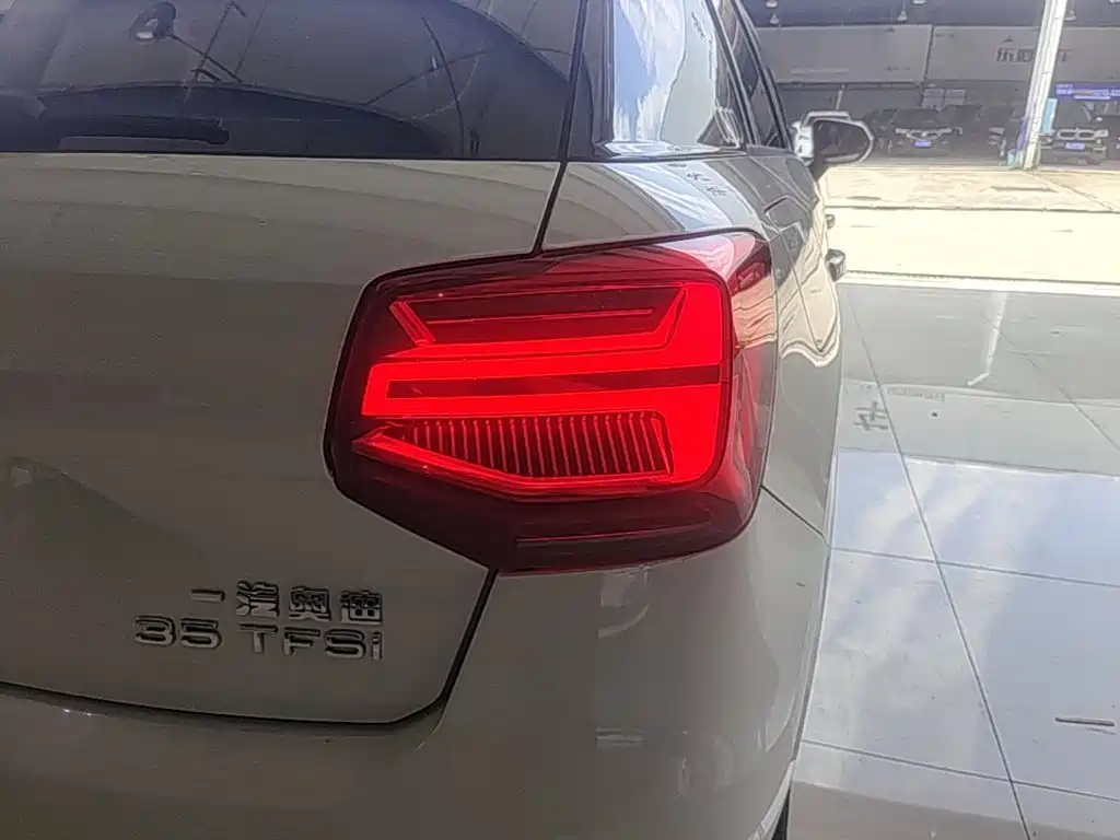 Audi Q2L 2020 — фото 8